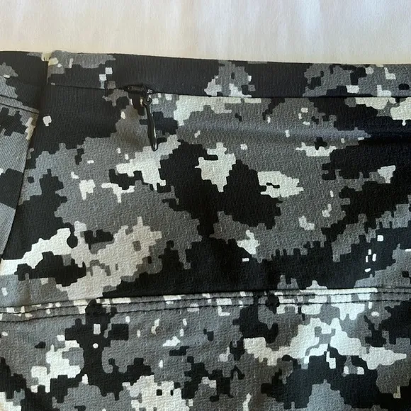 Ibkul Swing Skort in Camo Grey Size M