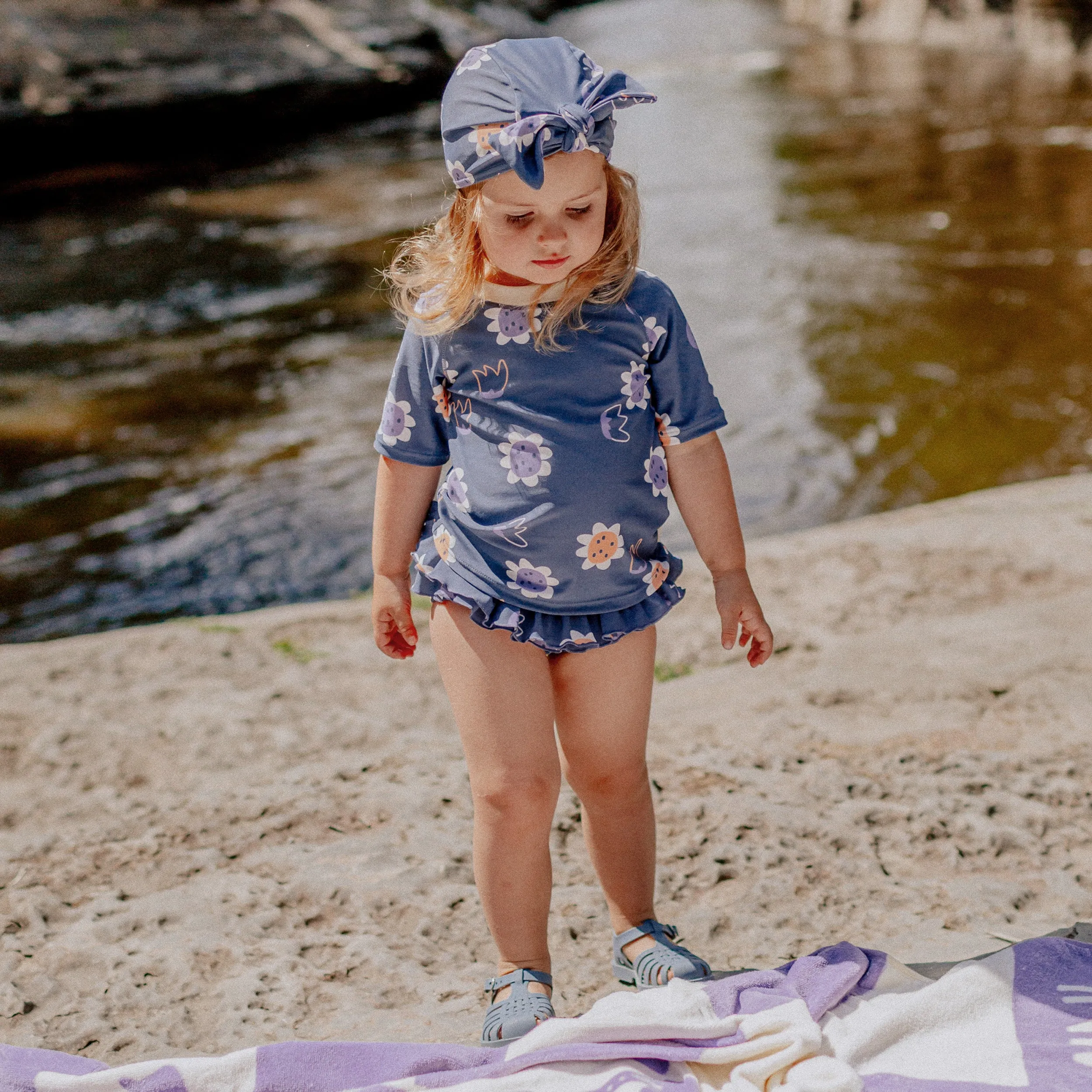 Maillot de bain deux pièces bleu à motifs de fleurs, bébé || Blue two pieces swimsuit with flower pattern, baby