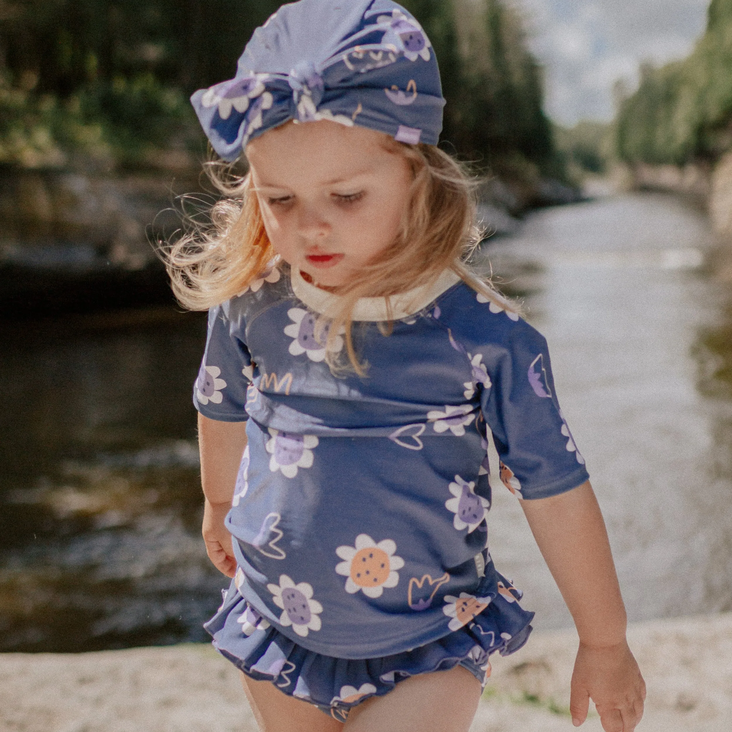 Maillot de bain deux pièces bleu à motifs de fleurs, bébé || Blue two pieces swimsuit with flower pattern, baby