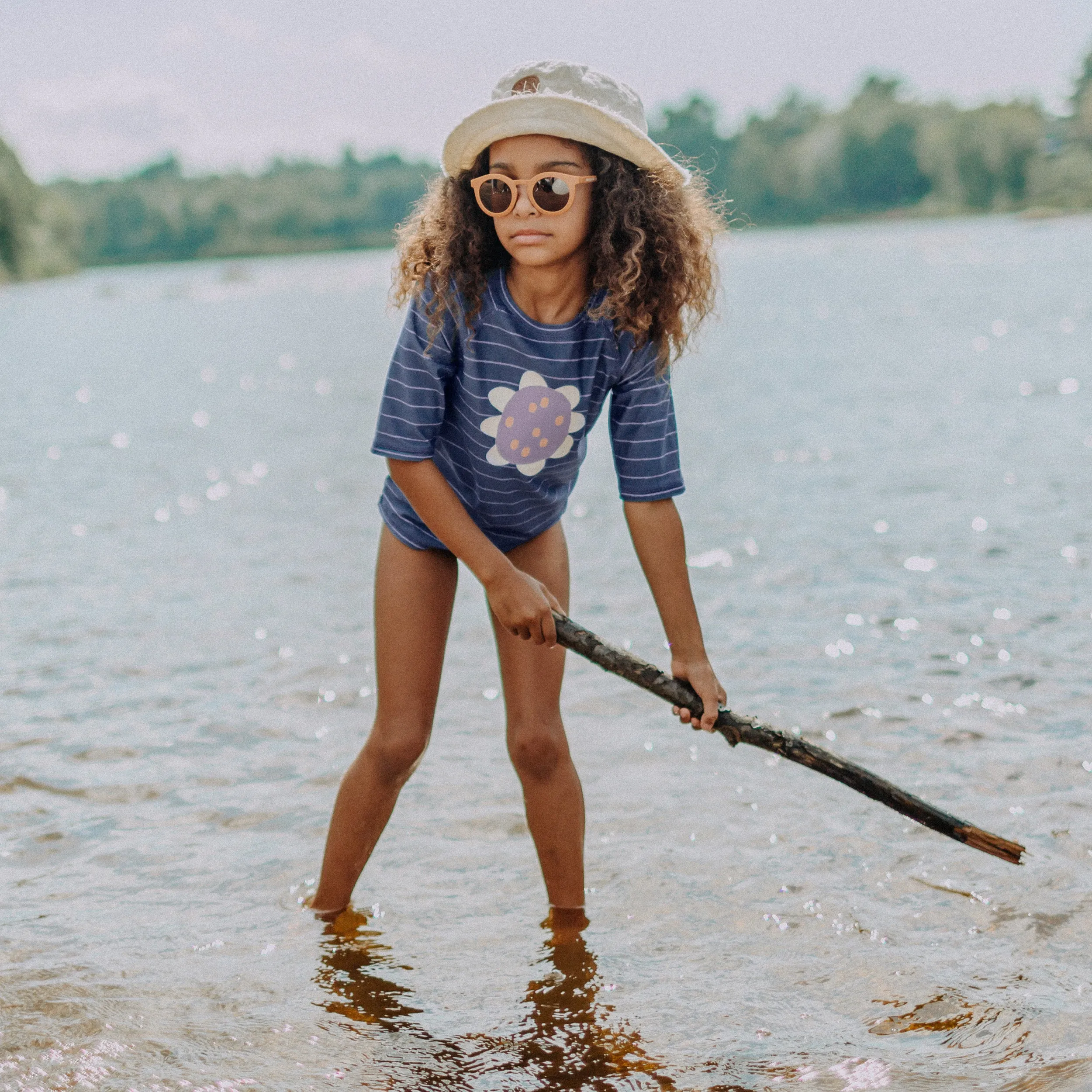 T-shirt de bain bleu avec manches aux coudes, enfant || Blue bathing t-shirt with elbow sleeves, child