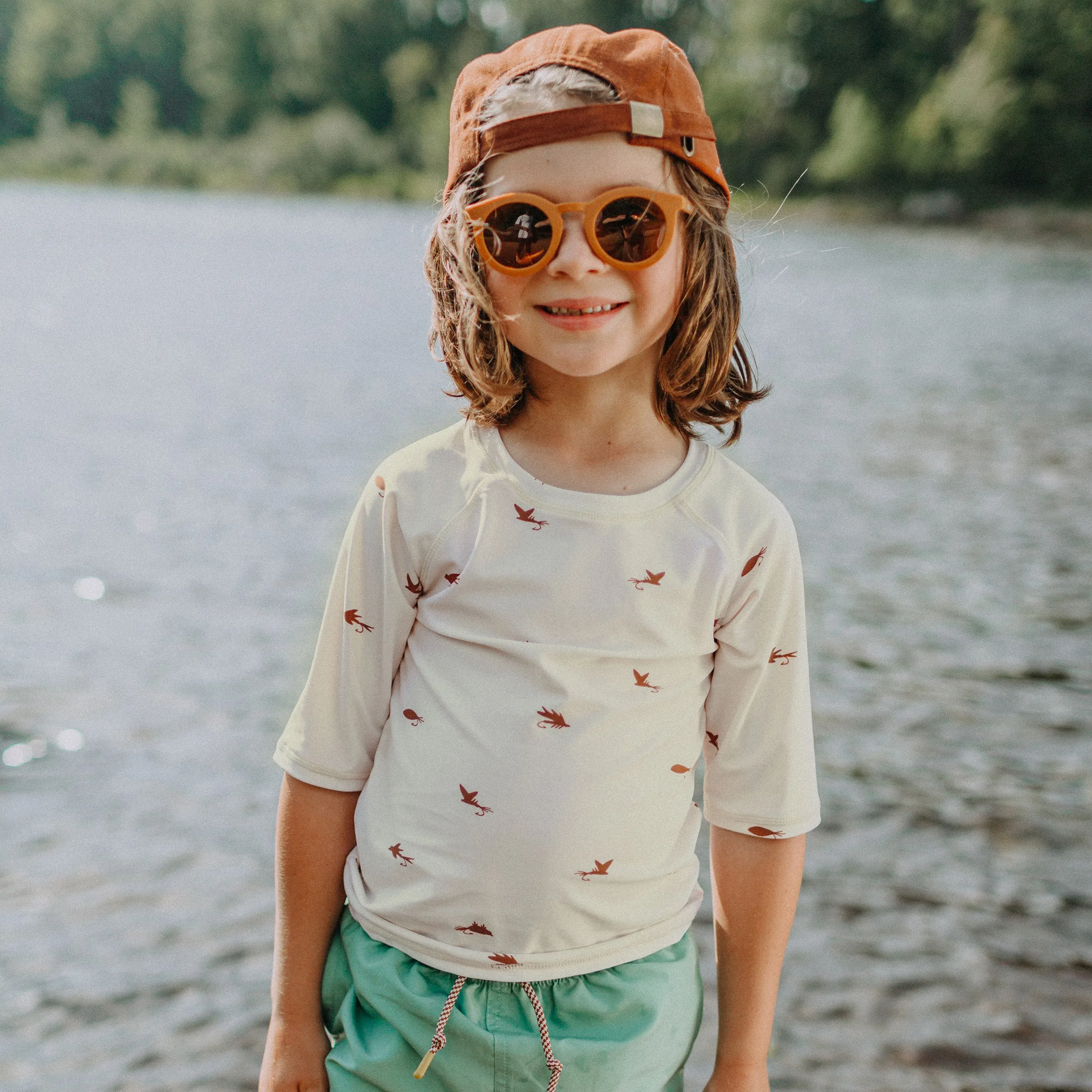 T-shirt de bain crème à motif d’hameçons avec manches aux coudes, enfant || Cream elbow sleeves bathing t-shirt with hook pattern, child